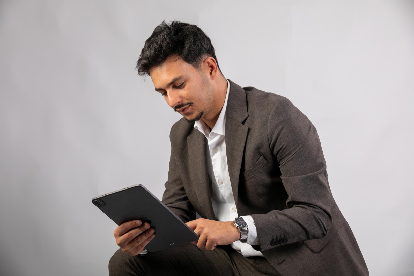 João Maria a fazer contas num tablet
